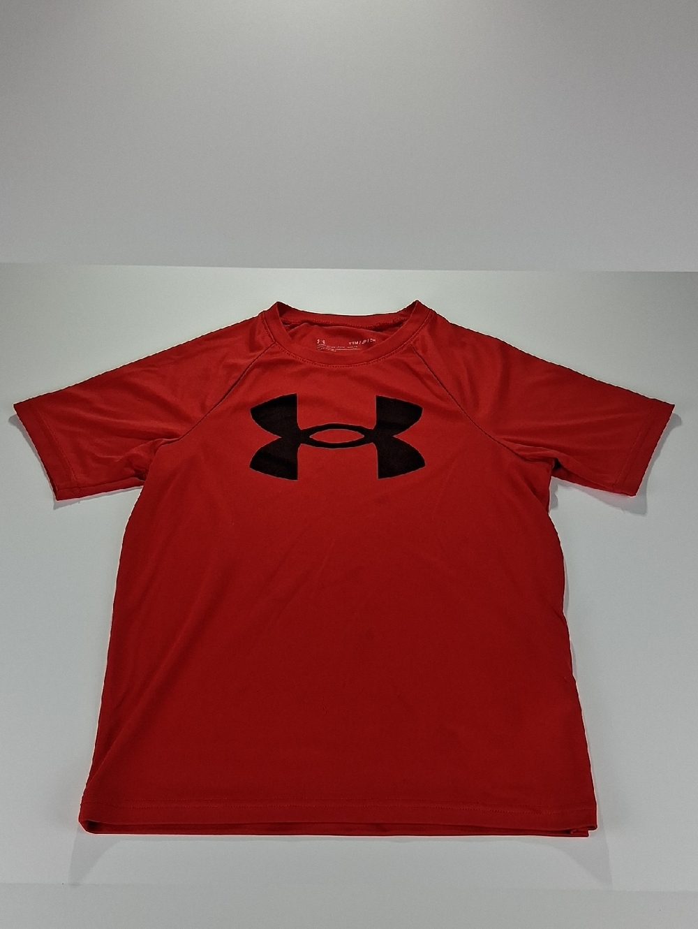 Boys Under Armour Sz Youth Small Red Short Sleeve Performance Tee Shirt w/ Logo